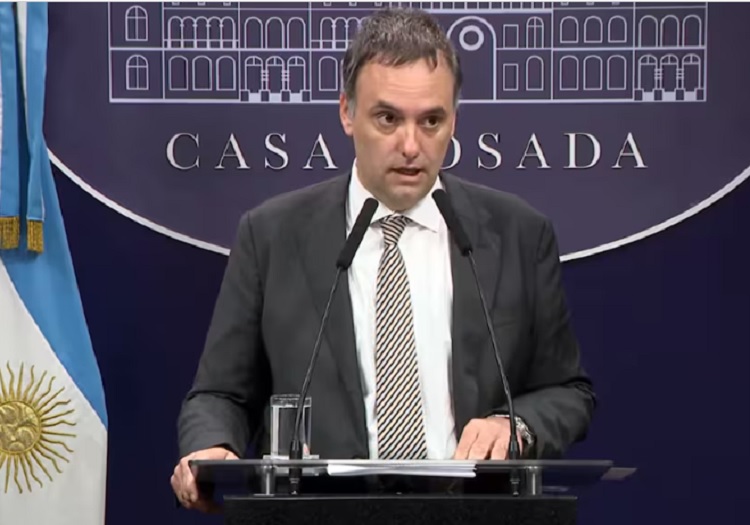 A pocos días de la elección, Adorni utiliza la vocería para hacer campaña