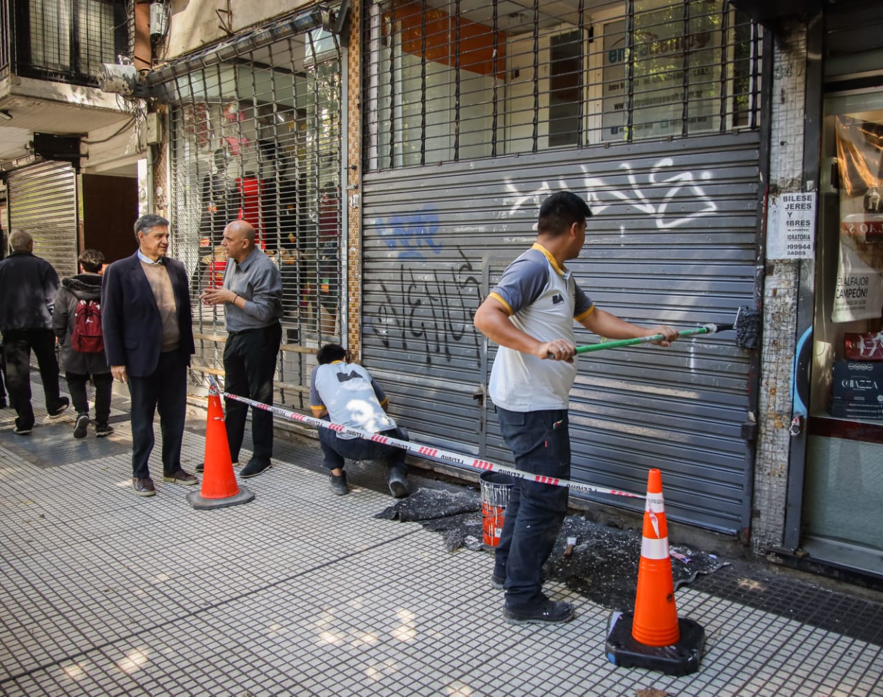 Ciudad limpió casi 100 frentes de comercios vandalizados en las marchas 