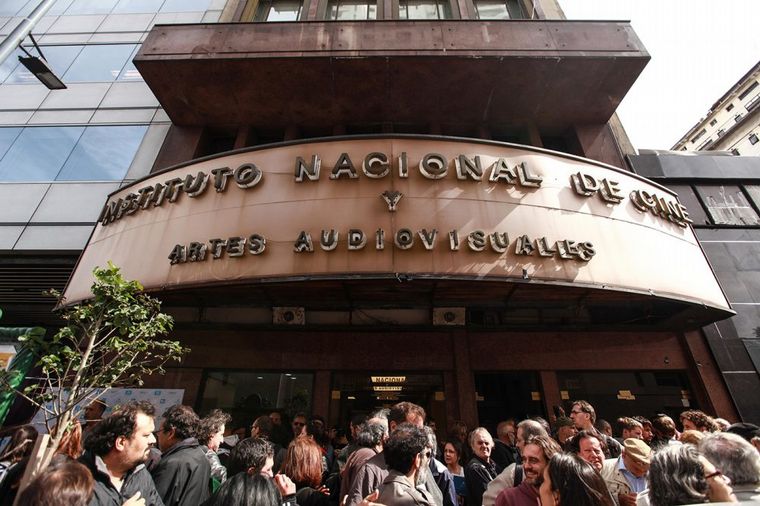 El Gobierno reorganiza el INCAA y suspende a todo su personal
