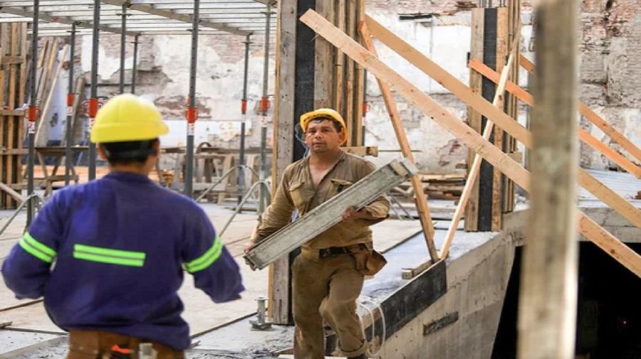 En medio del ajuste del Gobierno, la inversión privada cayó un 22,3%