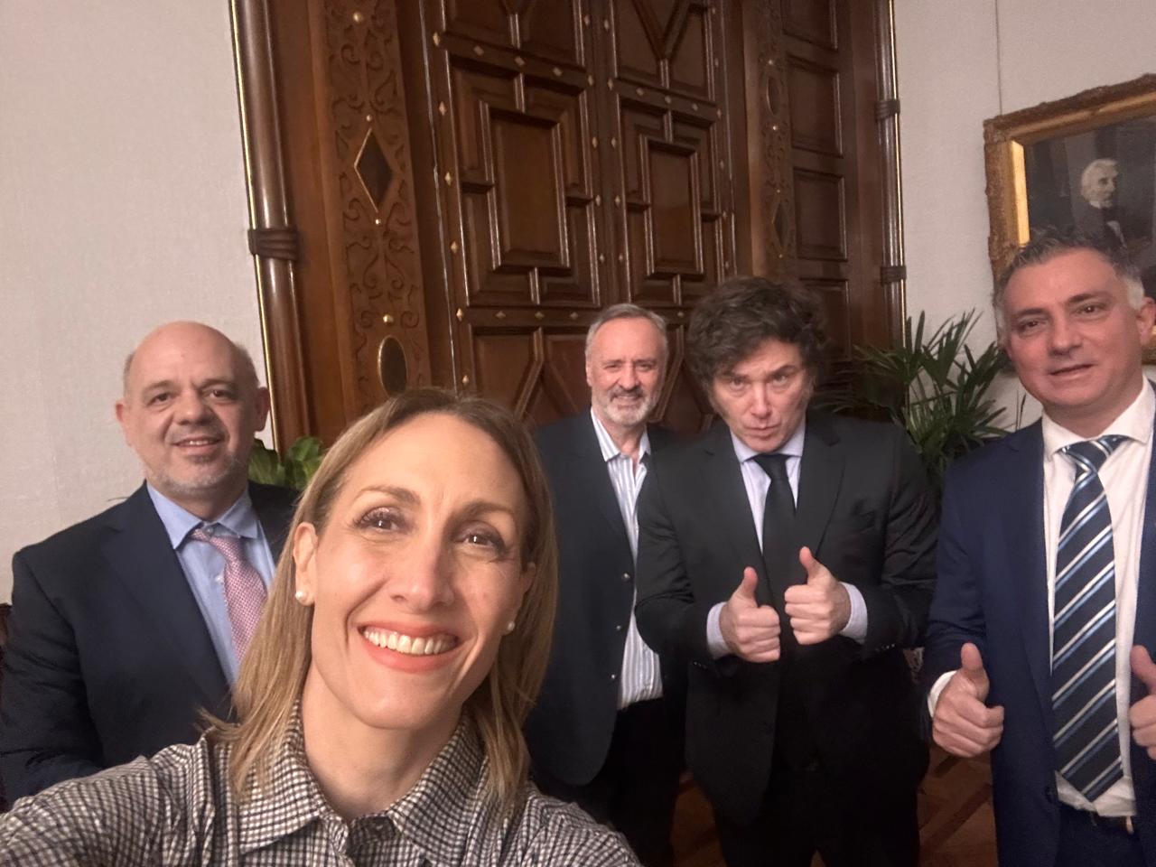 Milei apuesta a la PBA y reunió a diputados bonaerenses en la Rosada