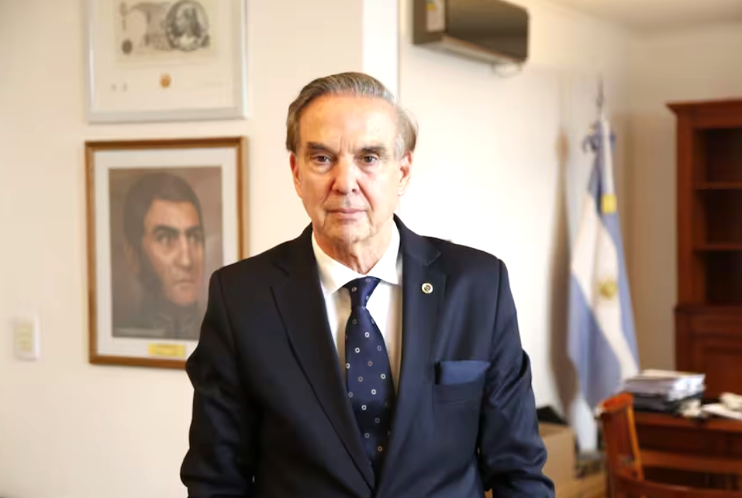 Para Pichetto, la designación de Sturzenegger "es un mensaje para Caputo"