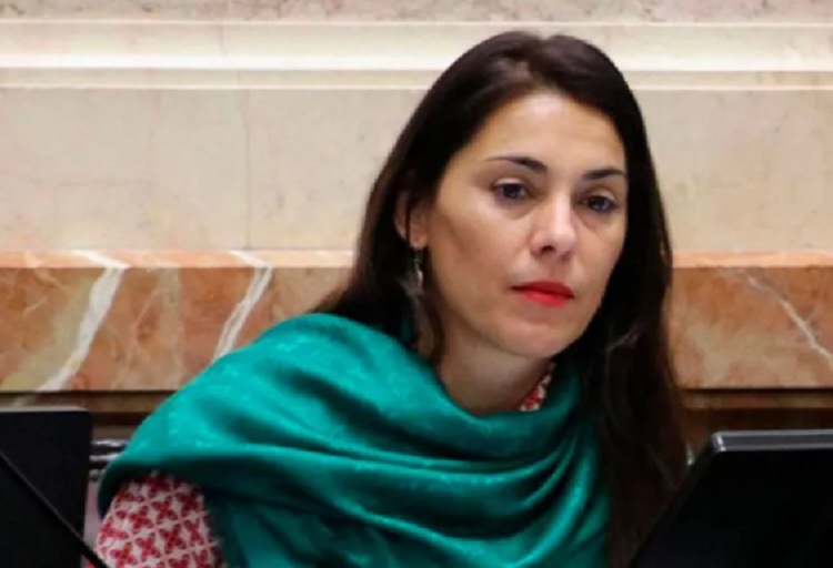 Embajada por votos: una senadora de la oposición se va a París