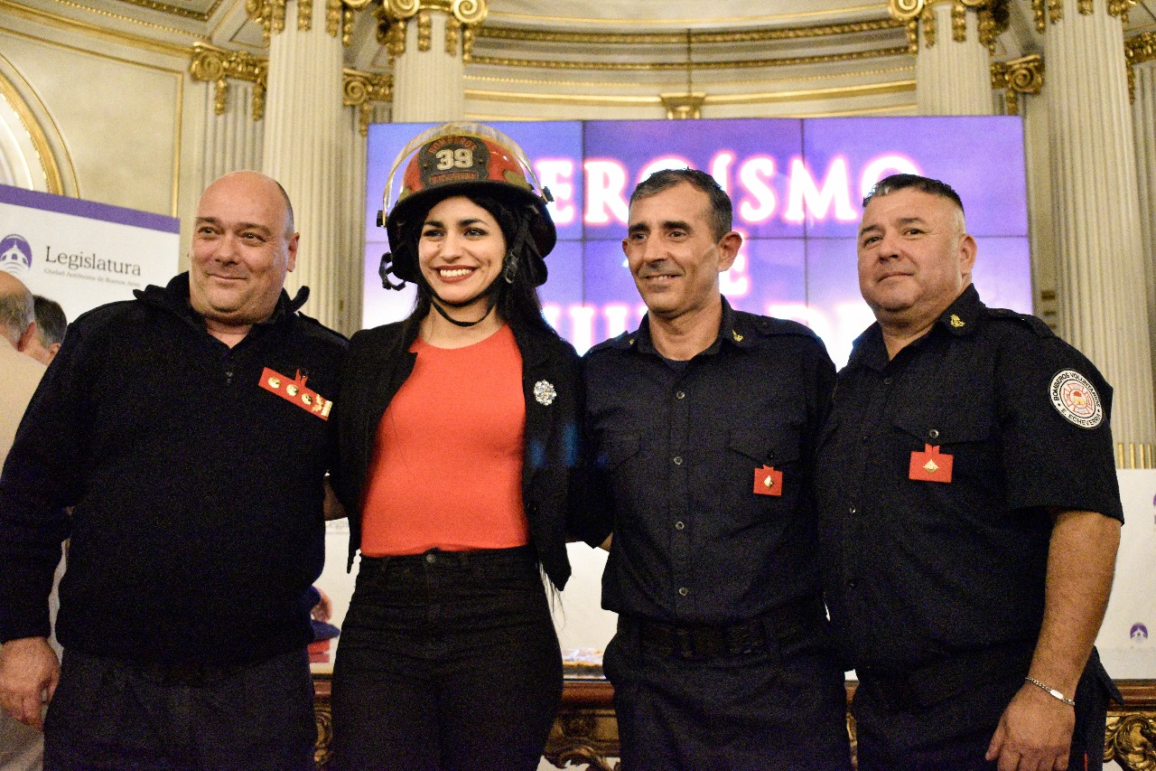 El homenaje de Lucía Montenegro a los bomberos