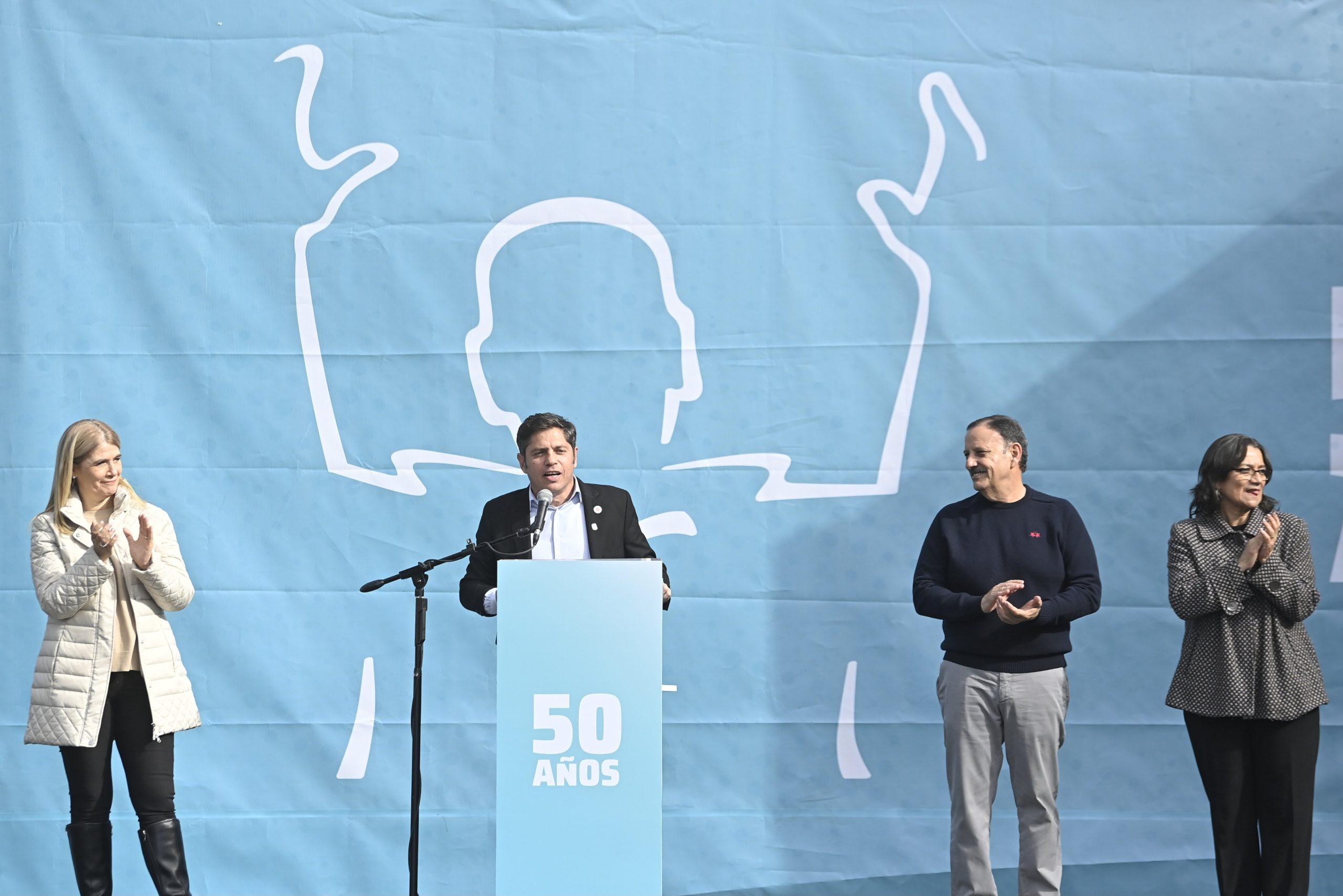 Kicillof le hizo un guiño a Máximo y volvió a cuestionar a Milei