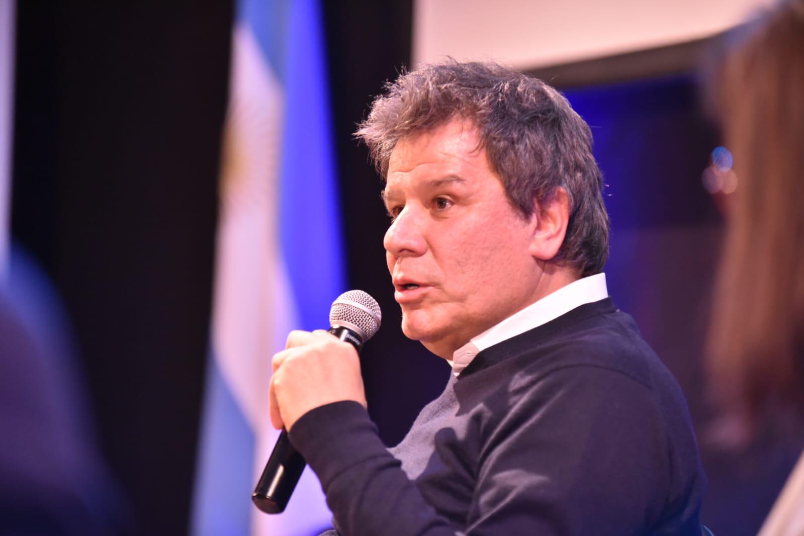 Manes convocó a una nueva oposición que mire al futuro