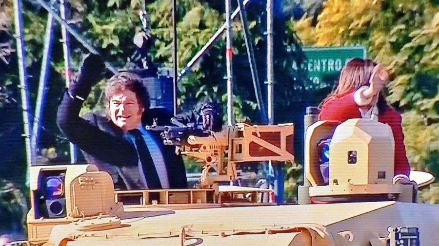 Milei se subió a un tanque en el desfile militar por el Día de la Independencia