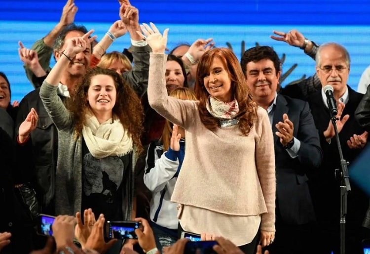 Encuesta: cae la adhesión al kirchnerismo y crece el peronismo