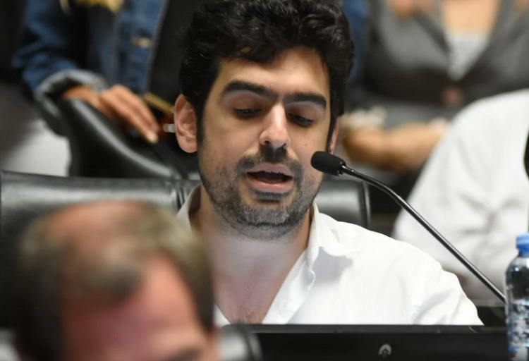 Valdés quiere que los deudores alimentarios no puedan ir a eventos