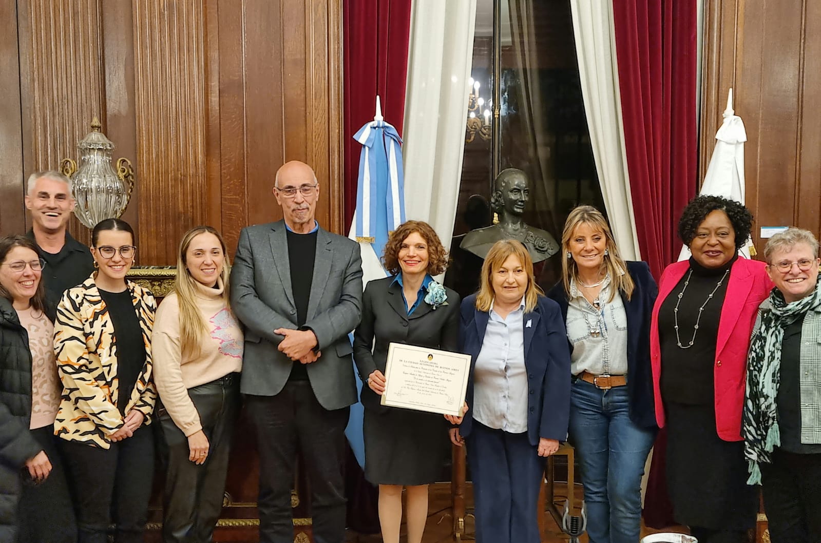 Legislatura: Ocaña entregó una distinción a Isolina Dabove