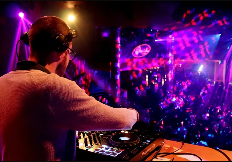 Decreto de Milei: salones y hoteles ya no pagarán a SADAIC por pasar música