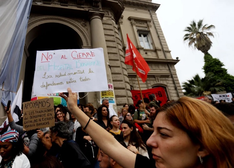 Los trabajadores del Hospital Bonaparte se manifestaron contra el cierre