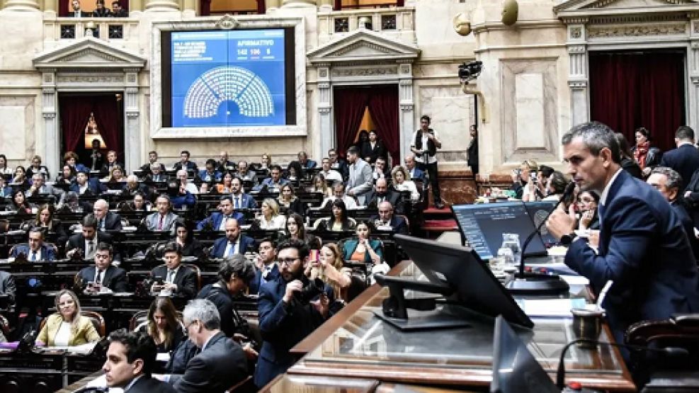 Contragolpe de la oposición para limitar los DNU de Milei