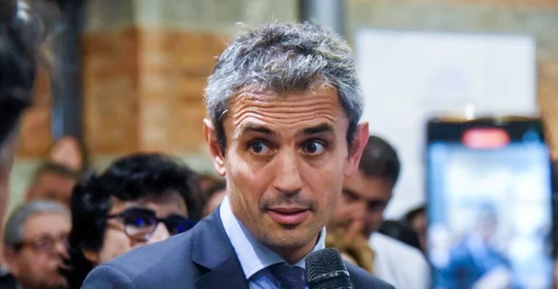 Huevazos e insultos contra Martín Menen en la inauguración de un local de LLA