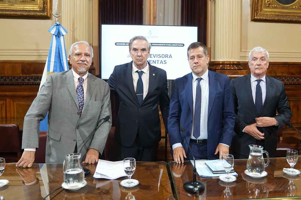 Luego de la pelea con Milei, Pichetto suma poder en el Congreso