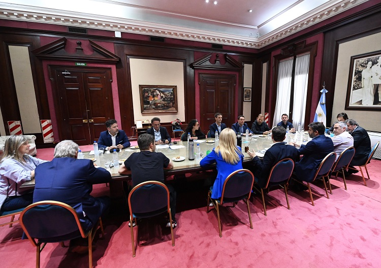 Kicillof reunió a intendentes del PJ: un mensaje para Milei y Cristina