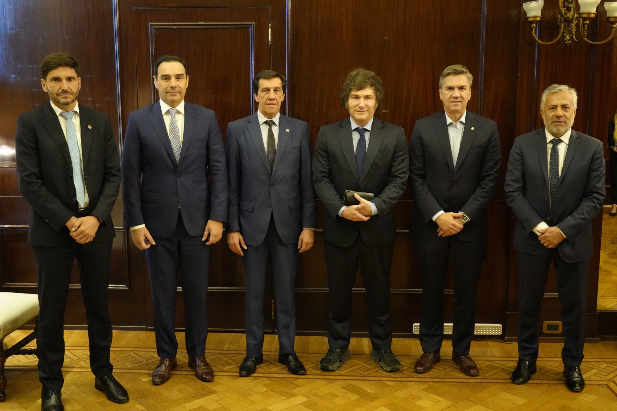 Los gobernadores de la UCR visitaron a Milei: muchas promesas y pocas disculpas