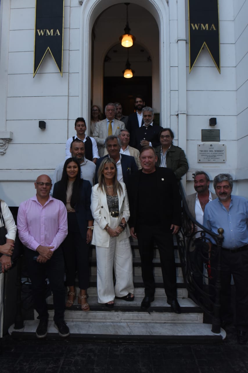 Legislatura: placa de reconocimiento al Museo del Whisky