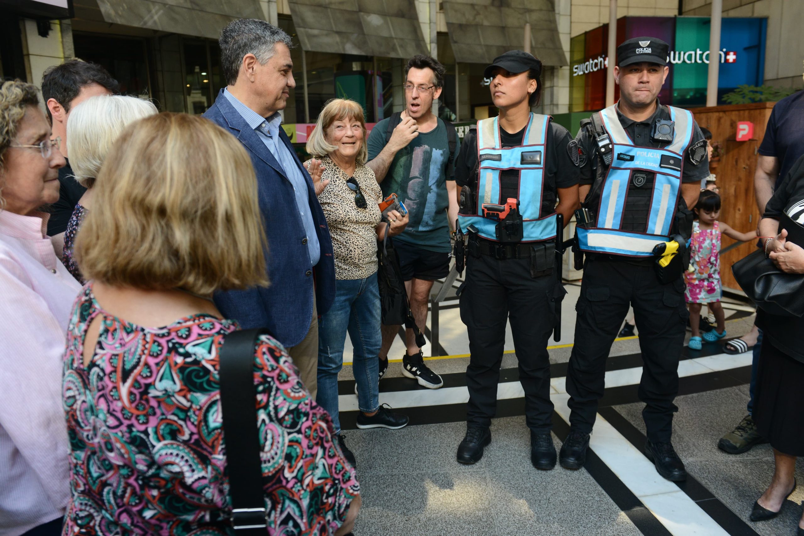 Centros comerciales: policía porteña refuerza con armas de baja letalidad la seguridad