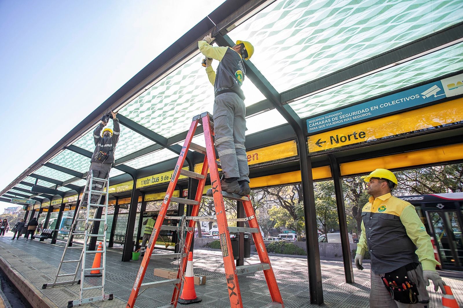 El GCBA instaló nueva tecnología para mantener la iluminación del Metrobus