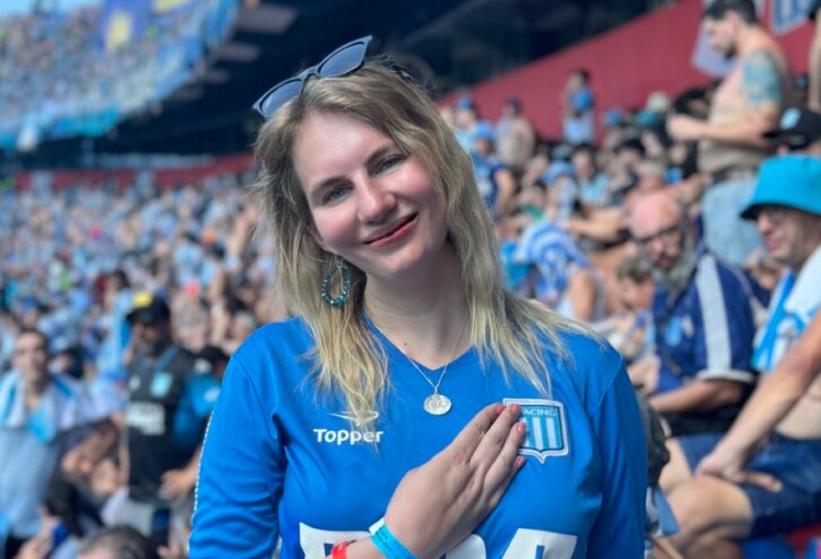 Fanatismo ruso por Racing: una funcionaria lo siguió hasta Paraguay