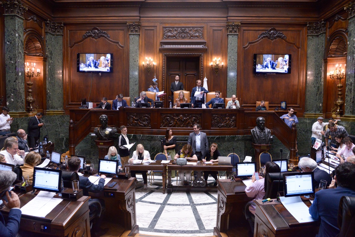 Con protesta de enfermeros y gracias a la UCR se aprobó la Ley de Enfermería del oficialismo