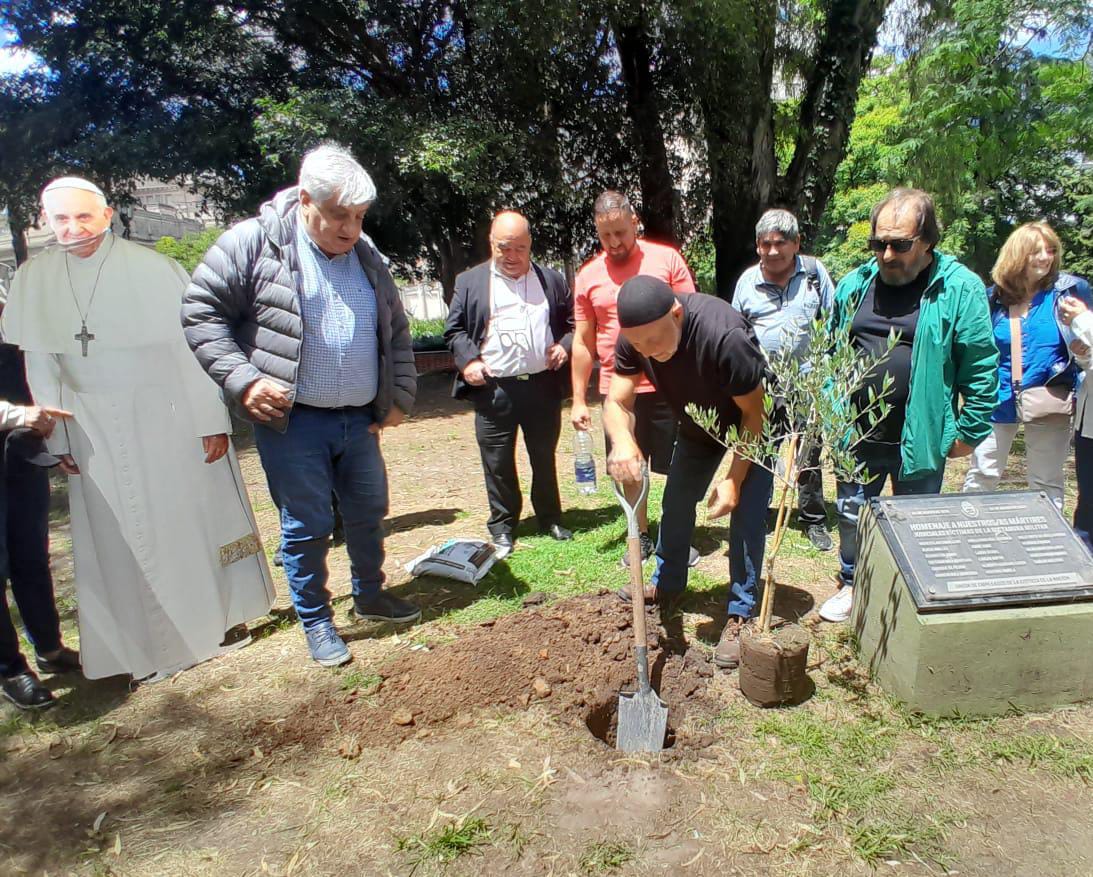Frente a la Corte Suprema, rezaron y plantaron un olivo por la paz