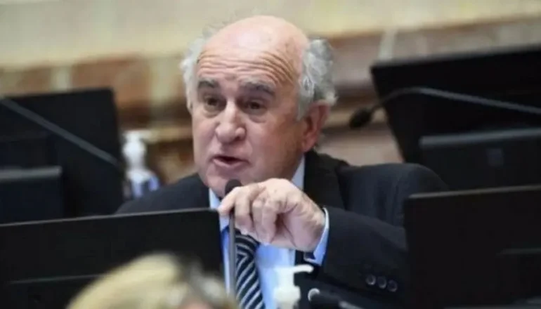 Senado: LLA negocia la suspensión de Parrilli por Ficha Limpia