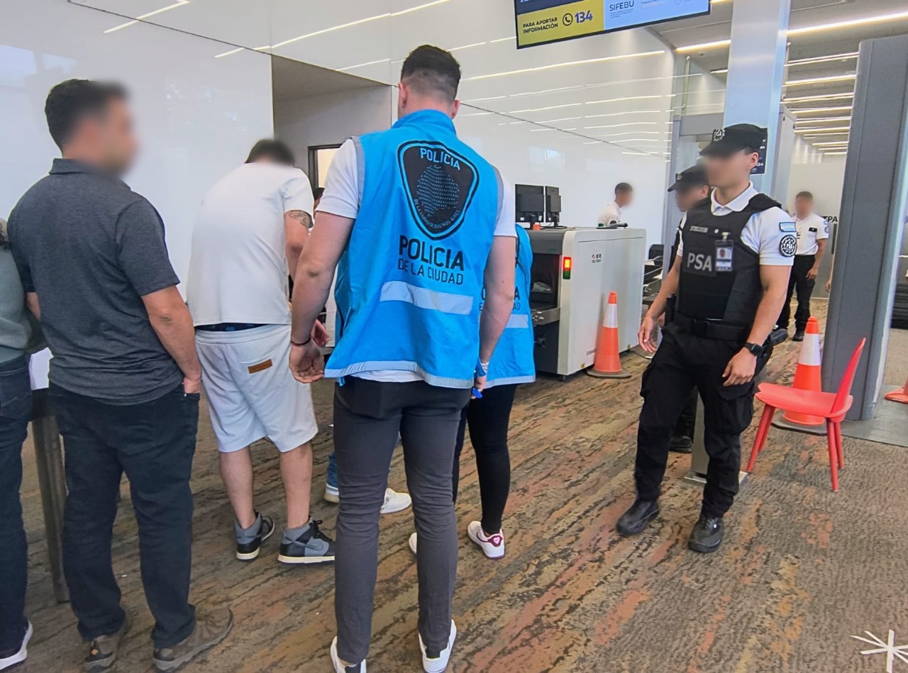 Siguen las expulsiones de extranjeros, ahora le tocó a 3 colombianos por robo