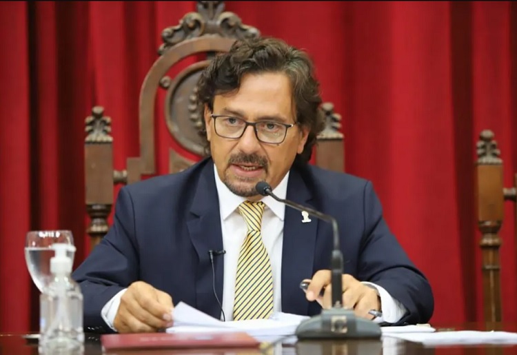 El gobernador de Salta exige anular beneficios para extranjeros no residentes