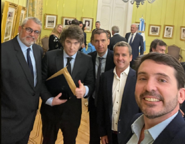 Radicales con peluca realizarán un acto para respaldar a Milei