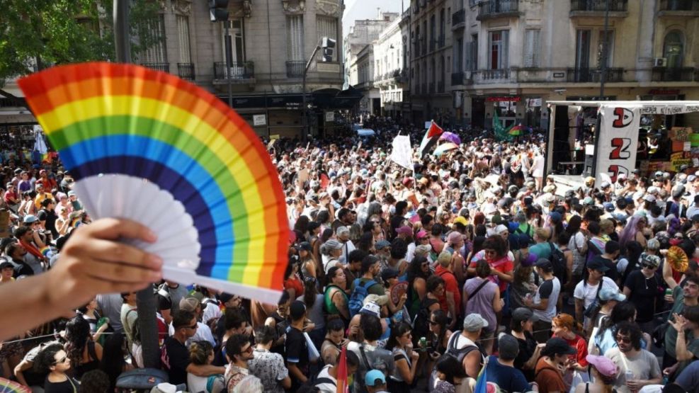 Miles de personas en la marcha del LGBT en contra de Milei