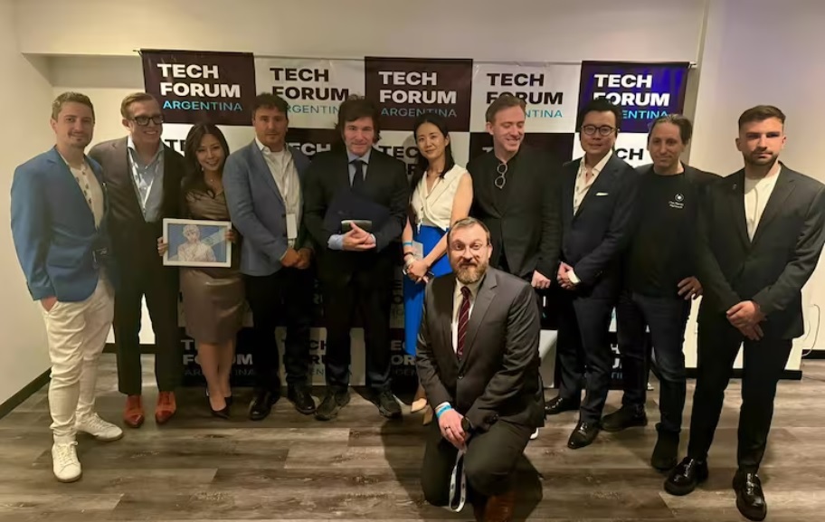 En el Times, empresarios cripto denunciaron sobornos para llegar a Milei