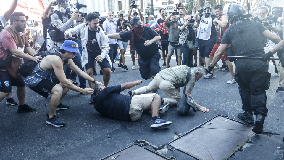 Tensión en el Congreso: operativo policial con palos y arrestos