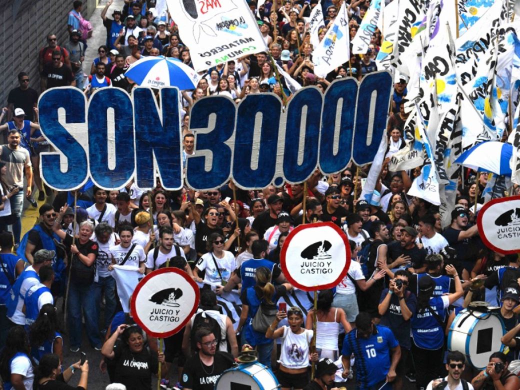 Multitudinaria marcha por el 24M con fuertes críticas al Gobierno