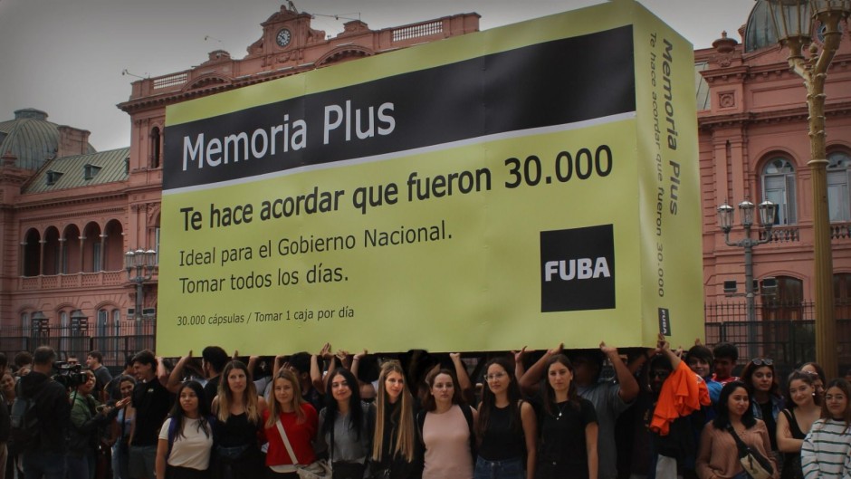 La chicana de la FUBA a Milei: llevaron un "remedio" para el negacionismo