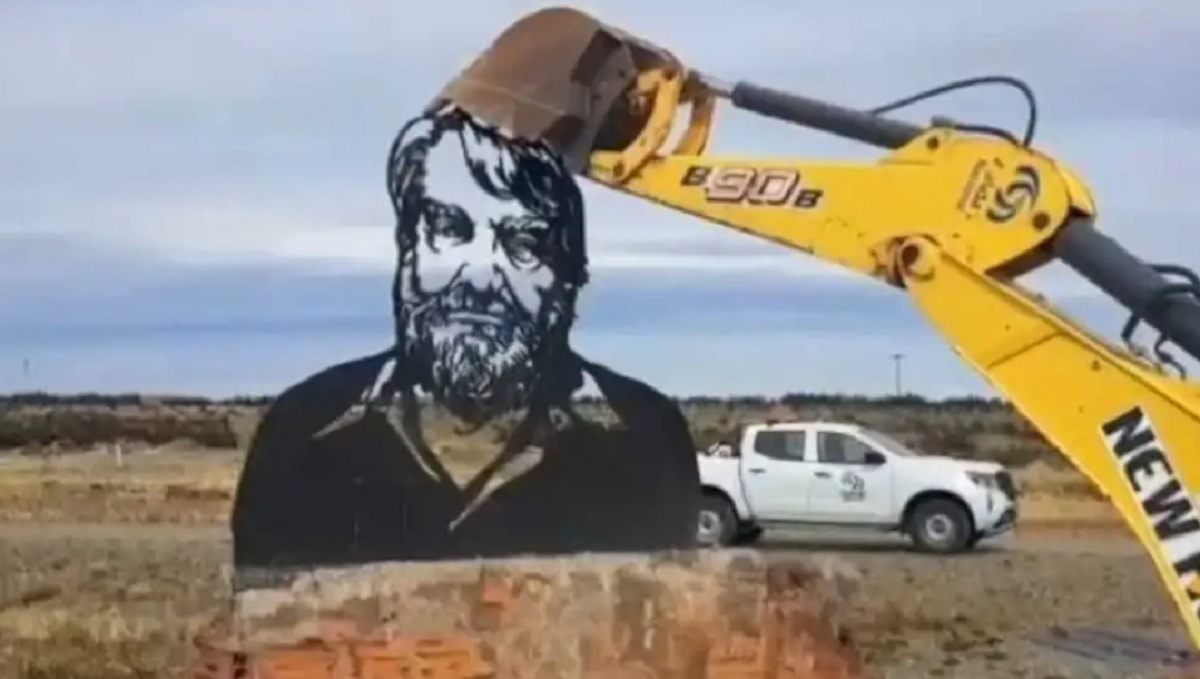 Vialidad Nacional bajo la lupa por demoler un monumento de Osvaldo Bayer