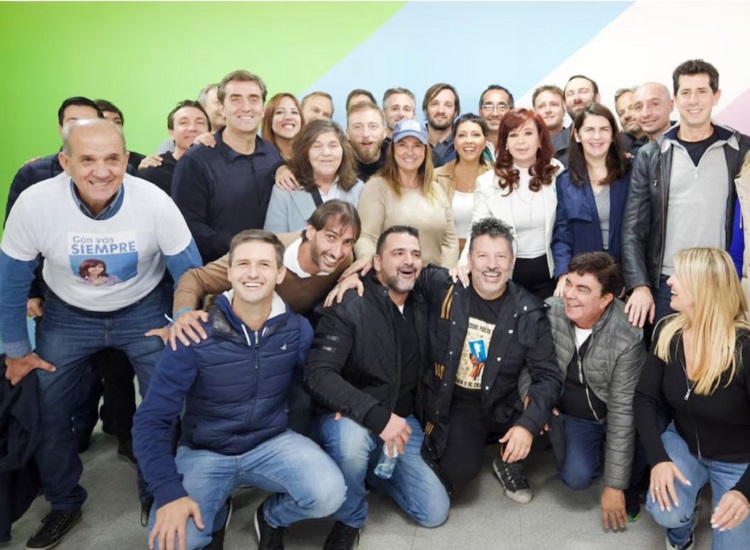 Cristina lidera la resistencia a la división pese al desdoblamiento de Kicillof