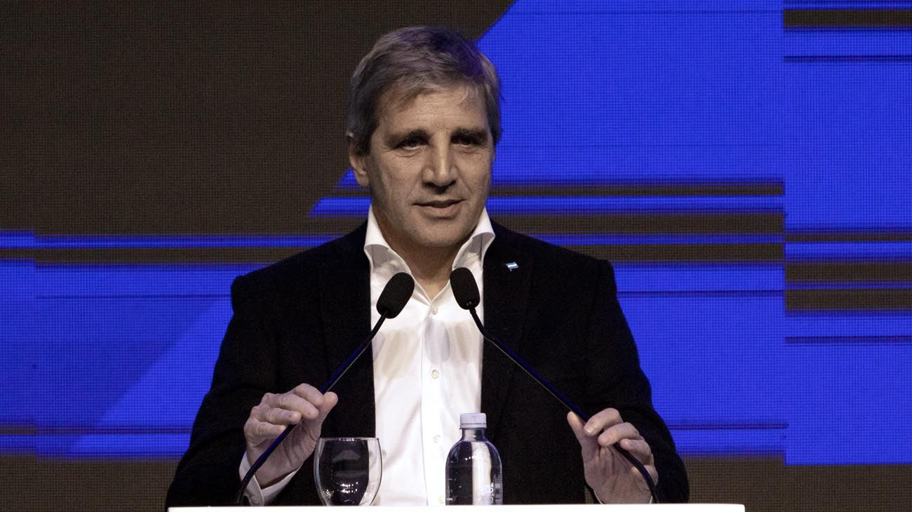 Caputo abrió el paraguas y dijo que el cambio en el dólar no provocará inflación