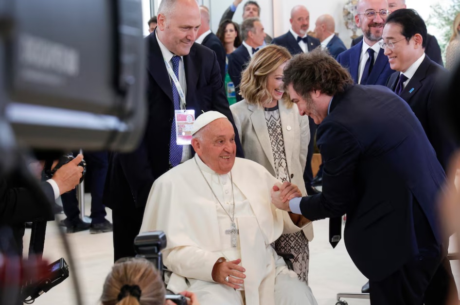 Milei viaja a Roma y decretó una semana de luto por el Papa Francisco