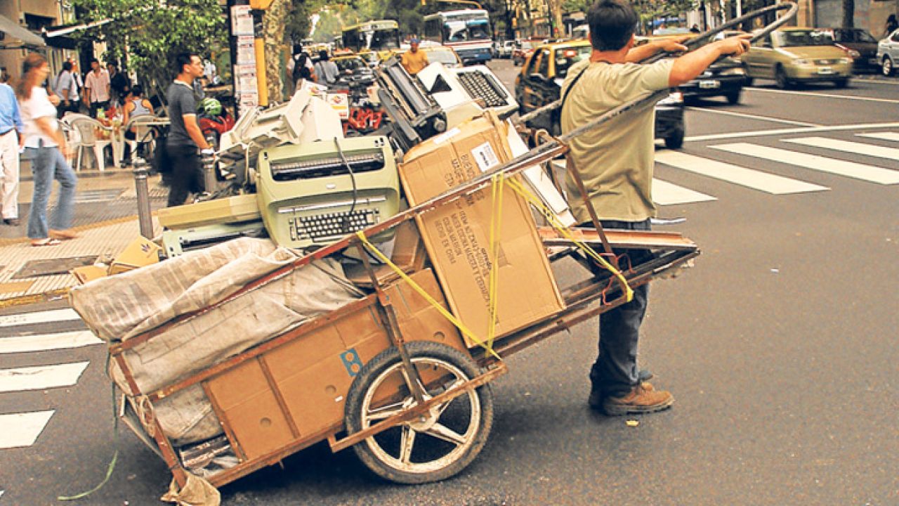 Yamil Santoro presentó un proyecto de ley para prohibir el cartoneo en la Ciudad