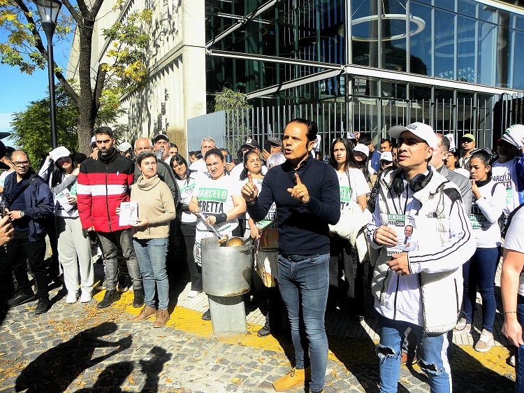 Peretta puso su bus para trasladar la gente a su trabajo