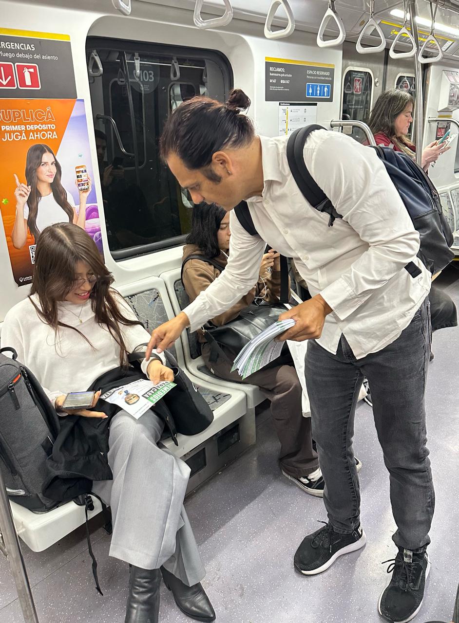 Marcelo Peretta recorre en subte la Ciudad llevando sus propuestas