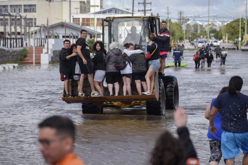 Kicillof: “El agua que cayó fue equivalente a la de Bahía Blanca”