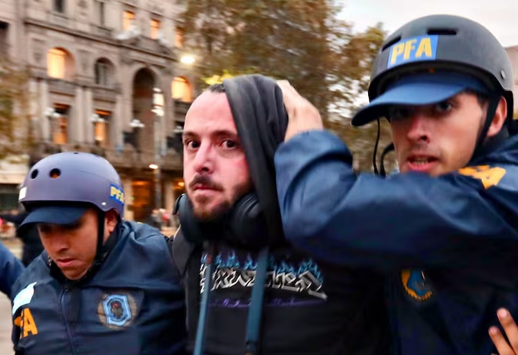 Cuesta tras su detención en la marcha de jubilados: “Me aplastaron la cabeza"
