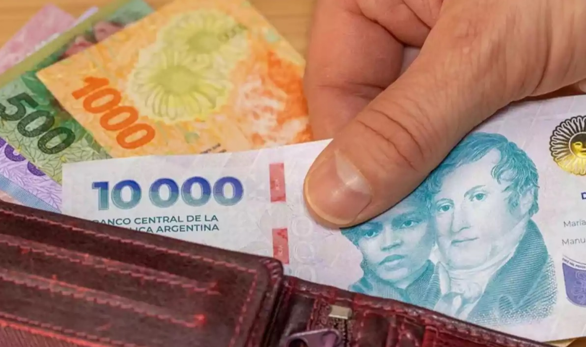 El impacto Milei en los salarios: 12 tanques de nafta menos