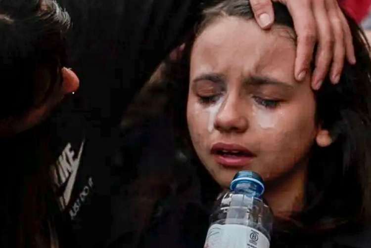 Condena social y judicial: procesaron al policía que gaseó a una niña