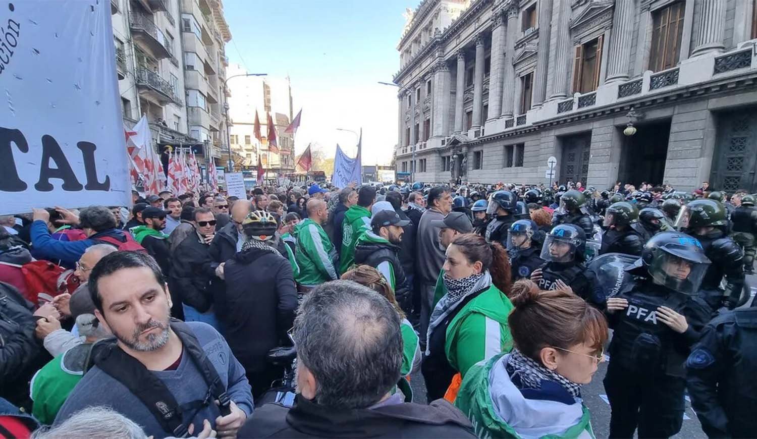Congreso recargado: distintos colectivos marchan y hay sesión en Diputados