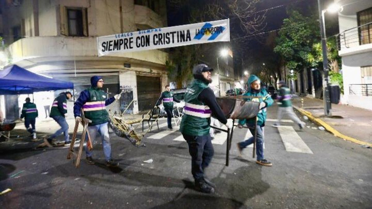 La Policía de la Ciudad desalojó a los militantes que acampaban frente a la casa de CFK