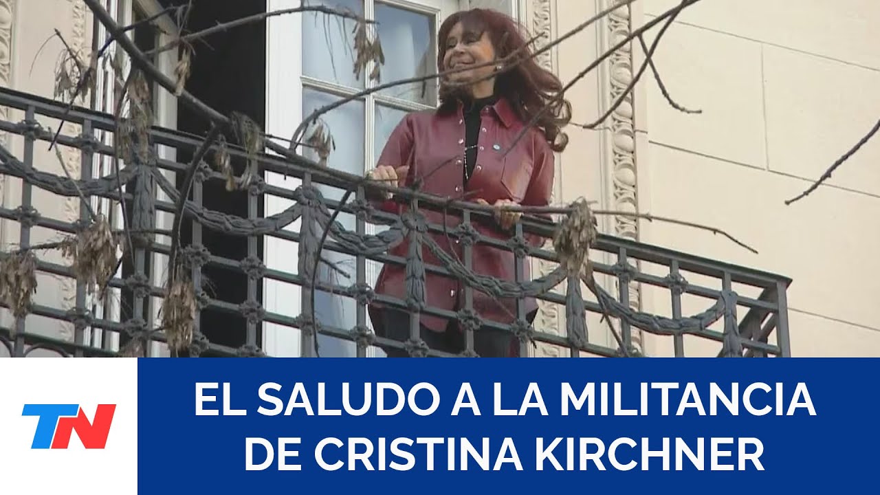 Cristina volvió a saludar a la militancia tras el desalojo de la policía